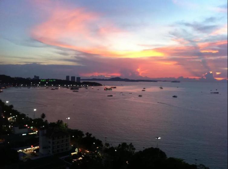 Central Pattaya - Sea View Large Balcony Condo With Infinity Pool Exteriör bild